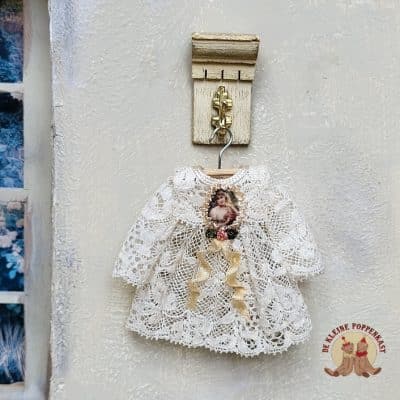 Jurkje van off-white kant en applicatie