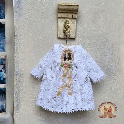 Jurkje van wit kant en applicatie