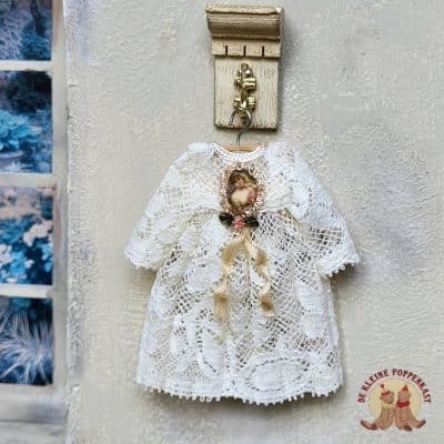 Jurkje van beige kant en applicatie