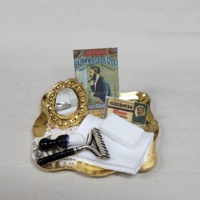 Miniatuur scheerspullen met spiegel en handdoekje op dienblad - 1:12