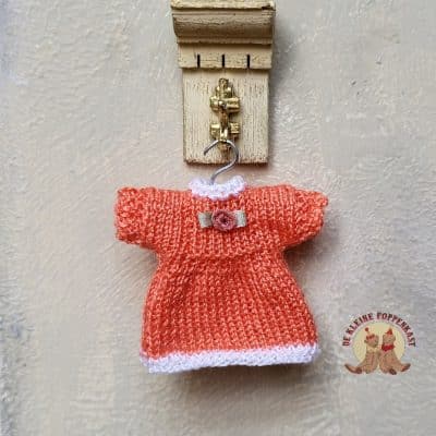 Gebreid abrikooskleurig jurkje