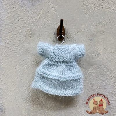 Handgebreid miniatuurjurkje van wol - zachtblauw (1:12)