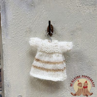 Handgebreid miniatuurjurkje van wol - ecru met bruin accent 1:12