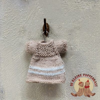 Handgebreid miniatuurjurkje van wol - donkerbeige met blauw streepje 1:12