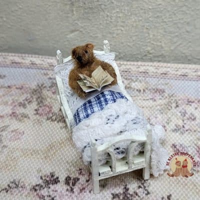 Lezend beertje in bedje - handgemaakt
