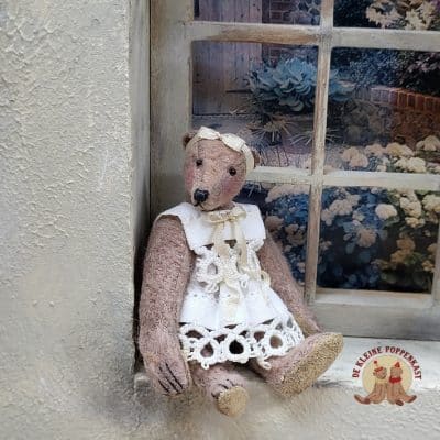 Bernie Bear miniatuurbeertje Bibi met jurkje van oude batist