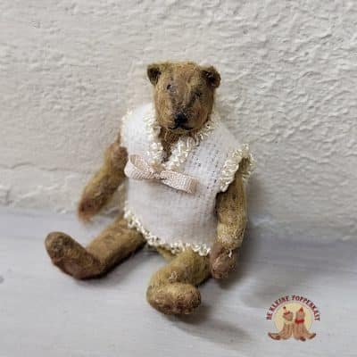 Beertje met spencer 1:12 voor poppenhuis