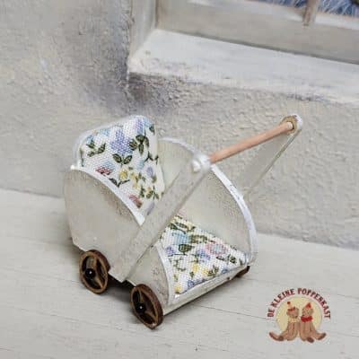 DIY zelfmaakpakketje poppenwagentje - 1:12