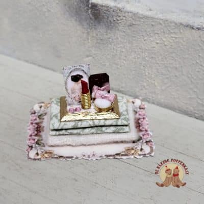 Tableautje met make-up accessoires - goudkleurig (1:12)