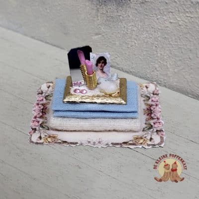 Tableautje met make-up accessoires - goudkleurig 1:12
