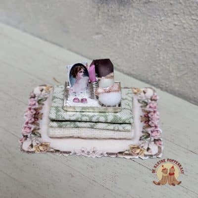 Tableautje met make-up accessoires - zilverkleurig 1:12