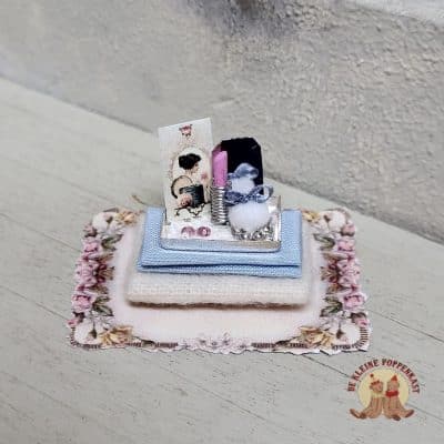 Tableautje met make-up accessoires - zilverkleurig 1:12