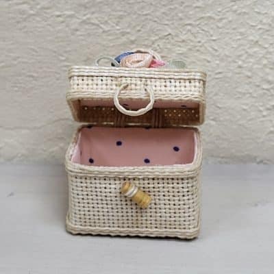 Handgemaakte miniatuur opbergmand met deksel voor poppenhuis – 1:12