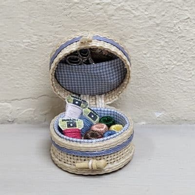 Handgemaakte gevulde miniatuur naaimand voor poppenhuis – 1:12