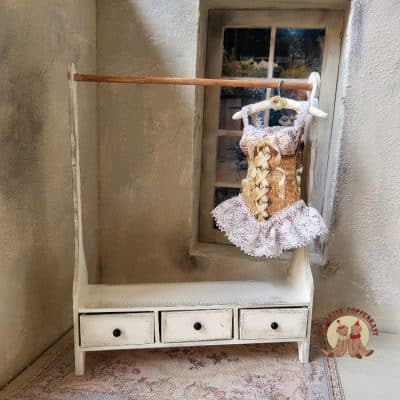 Kant-en-klaar kledingrek - beige geschilderd en oudgemaakt 1:12