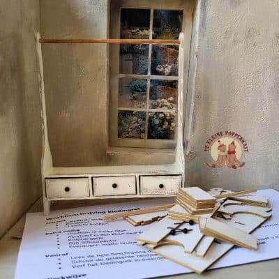 DIY zelfmaakpakket miniatuur kledingrek - 1:12