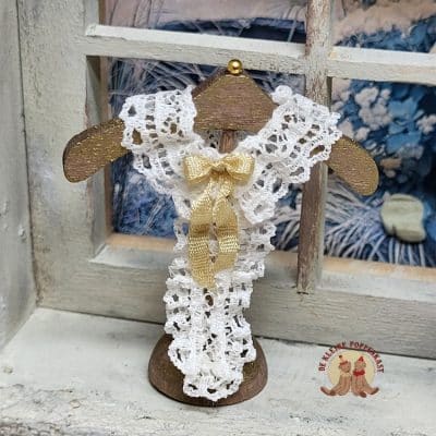 Miniatuur kraagje op houten standaard - 1:12