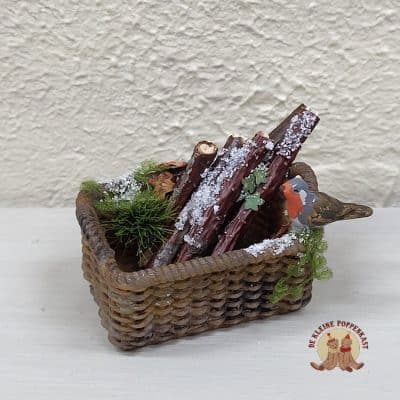 Miniatuur poppenhuis mandje met roodborstje 1:12, handgemaakte decoratie