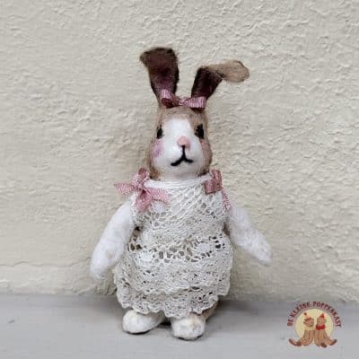 Handgemaakt konijntje met kanten jurkje 1:12