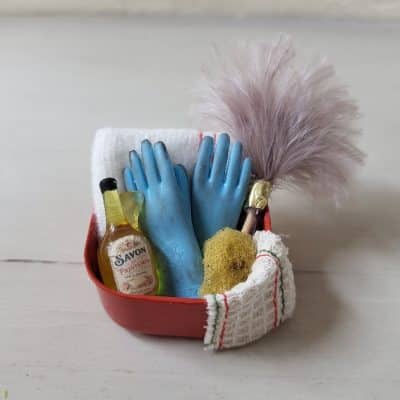 schoonmaakset in teiltje met accessoires voor poppenhuis – 1:12