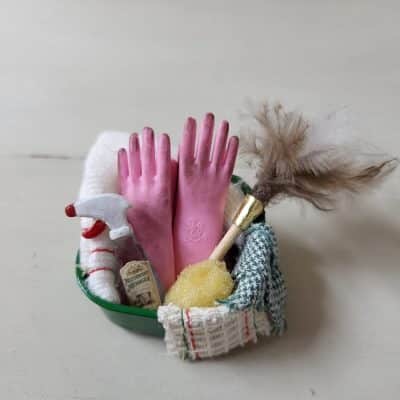 schoonmaakset in teiltje met accessoires voor poppenhuis – 1:12