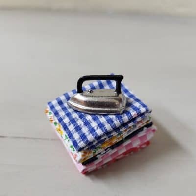 Waqsgoed en strijkijzer poppenhuis - 1:12