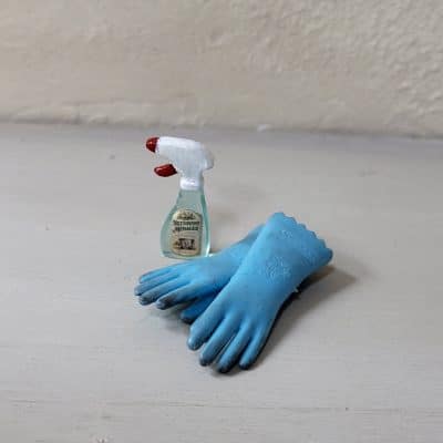 Miniatuur schoonmaakset met gebruikte handschoenen en fles – 1:12