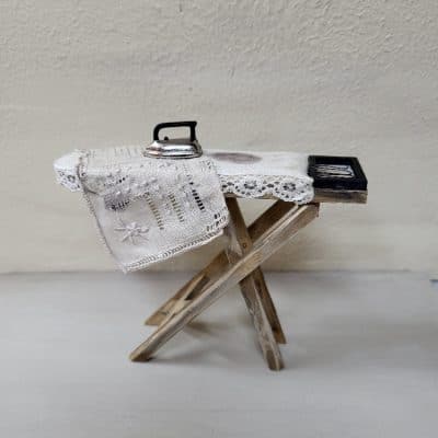 Brocante miniatuur strijkplank met strijkijzer en kant voor poppenhuis – 1:12