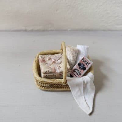 Mand met wasgoed voor poppenhuis - 1:12