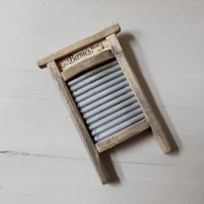 Brocante miniatuur wasbord met label voor poppenhuis – 1:12