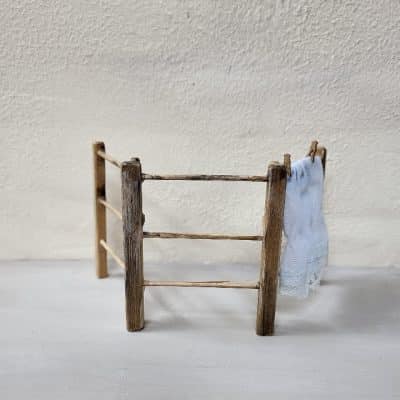 Brocante miniatuur wasrekje met was voor poppenhuis – 1:12