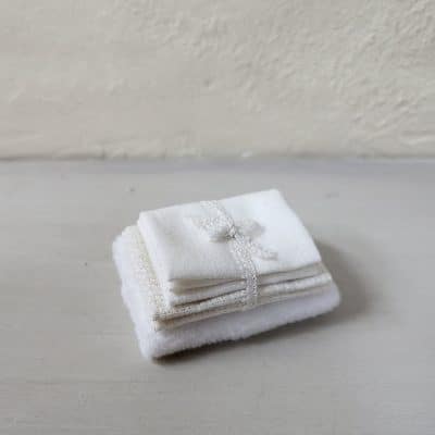 Miniatuur linnengoed setje van oude stoffen en kant voor poppenhuis – 1:12