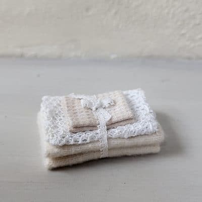 Setje linnengoed van oude stoffen en kant – 1:12