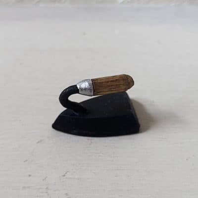 trijkijzer met houten handvat zwart – 1:12