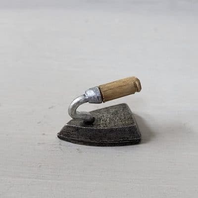 Miniatuur strijkijzer voor poppenhuis – 1:12