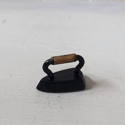 Miniatuur strijkijzer voor poppenhuis – 1:12