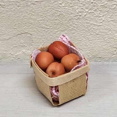 Miniatuur spanen mandje met abrikozen voor poppenhuis – 1:12