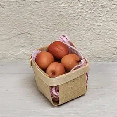 Miniatuur spanen mandje met abrikozen voor poppenhuis – 1:12