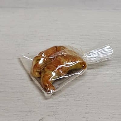 Miniatuur croissants in zakje voor poppenhuis – 1:12
