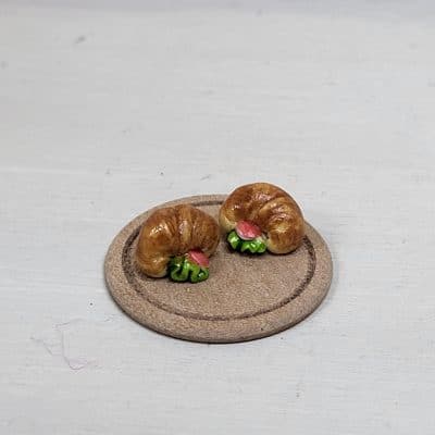 Miniatuur houten plank met belegde croissants voor poppenhuis - 1:12