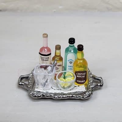 Miniatuur brocante dienblad met drankflessen, ijskoeler en citrus voor poppenhuis - 1:12