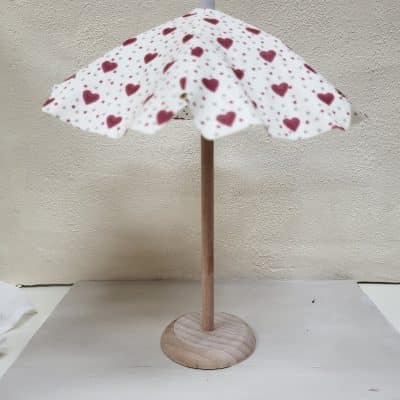 Miniatuur parasol met hartjes voor poppenhuis - 1:12