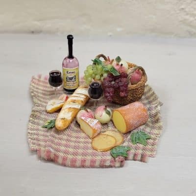 Handgemaakte miniatuur picknickset met fruit en wijn voor poppenhuis - 1:12