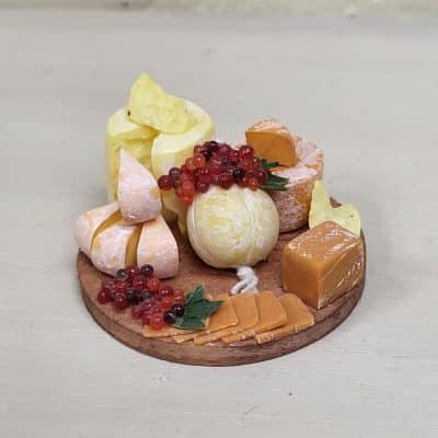 Handgemaakte miniatuur Franse kaasplank voor poppenhuis - 1:12