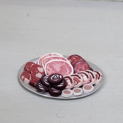 Miniatuur schaal met vleeswaren voor poppenhuis – 1:12