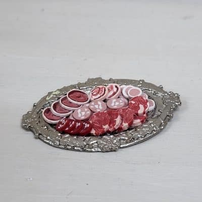 Miniatuur brocante schaal met diverse vleeswaren voor poppenhuis - 1:12