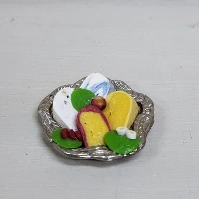 Miniatuur schaal met verschillende kazen voor poppenhuis - 1:12