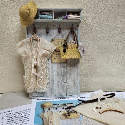 DIY zelfmaakpakket met kaftan, strandtas, zonnehoed, ketting en bord voor poppenhuis - 1:12