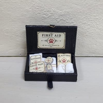 DIY zelfmaakpakket miniatuur EHBO-koffertje voor poppenhuis - 1:12