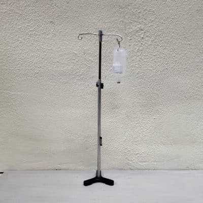 Miniatuur infuusstandaard met infuuszak voor poppenhuis - 1:12